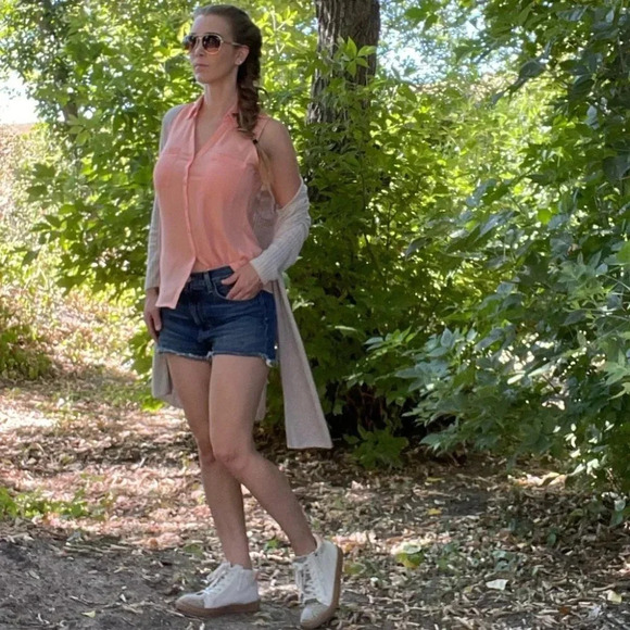 Express button front sleeveless top in peachy pink! - Picture 10 of 15